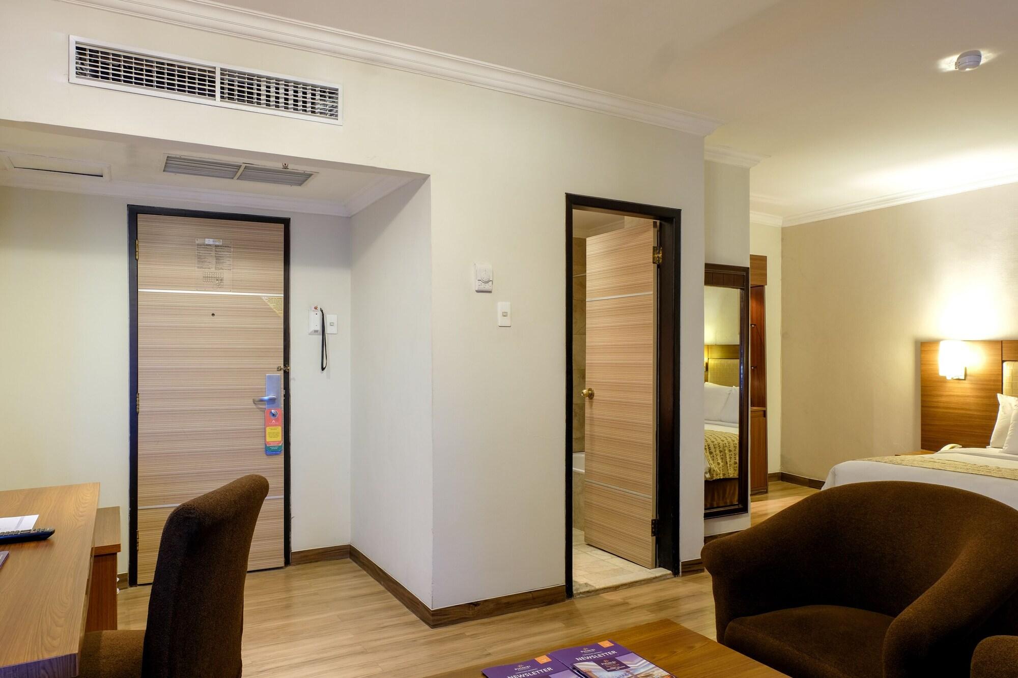Almadera Hotel Макасар Екстериор снимка