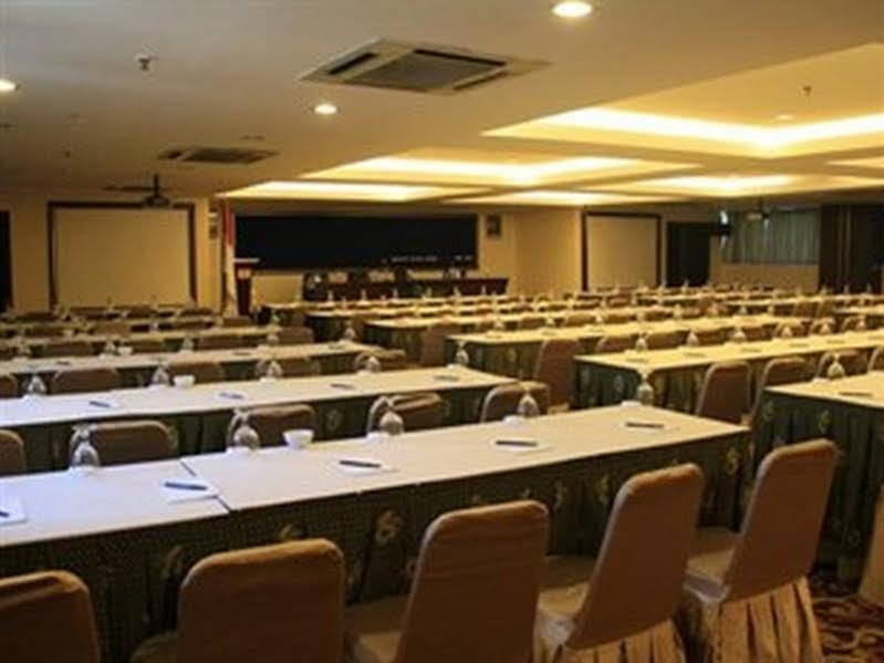 Almadera Hotel Макасар Екстериор снимка