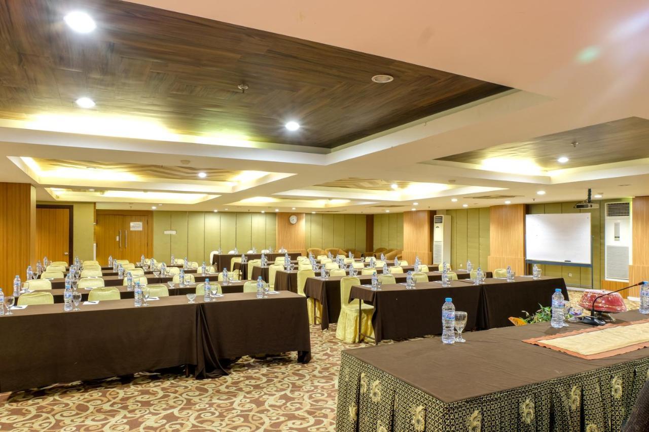 Almadera Hotel Макасар Екстериор снимка