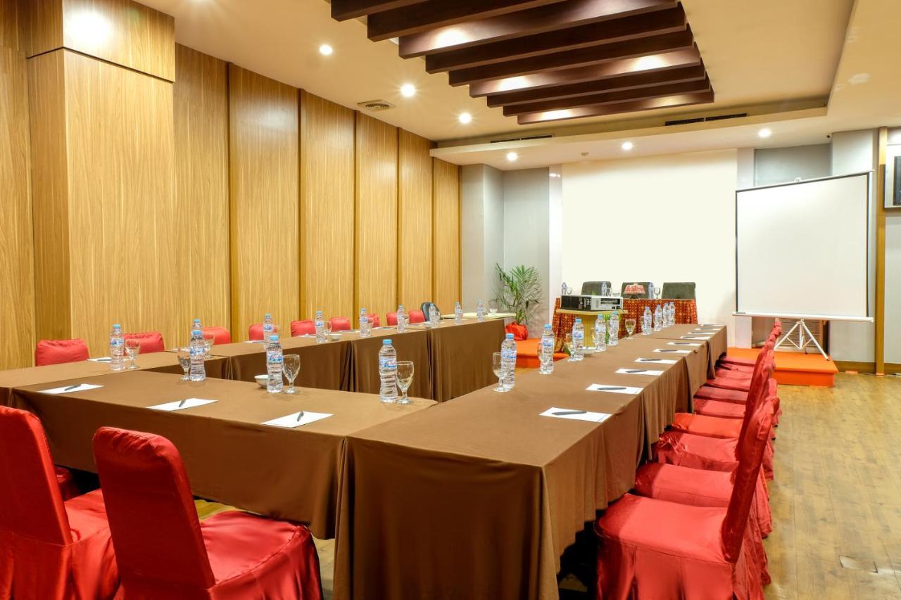 Almadera Hotel Макасар Екстериор снимка